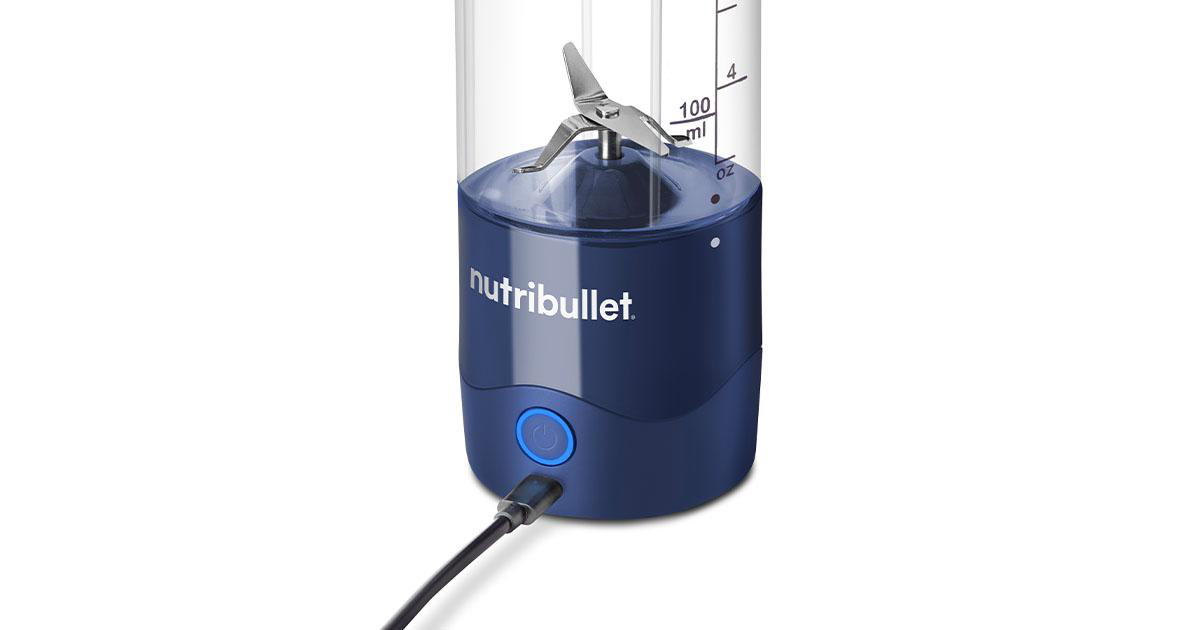 Ein blauer Nutribullet-Mixer mit schwarzem Ladekabel, vor weißem Hintergrund.