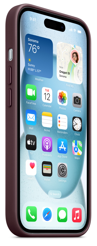 Egy iPhone bordó tokban, a kezdőképernyőt mutatja naptár, időjárás és térkép ikonokkal.