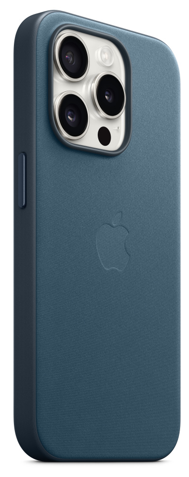 Kék iPhone 15 Pro kék bőrtokkal. Az Apple logója látható a hátoldalon.
