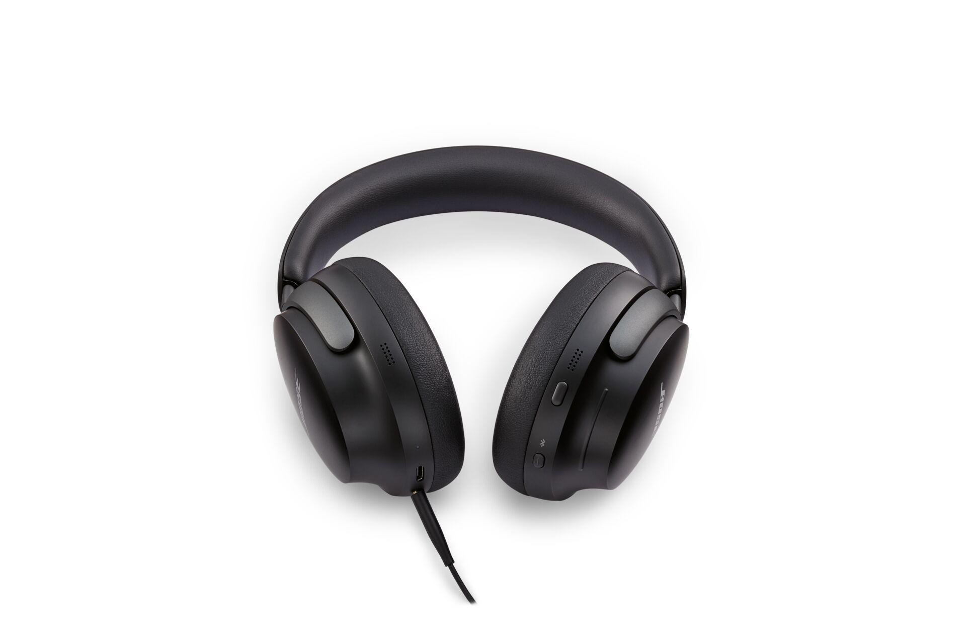 Schwarze Kopfhörer mit Kabel. Die Kopfhörer befinden sich auf weißem Hintergrund. Die Ohrmuscheln sind sichtbar.