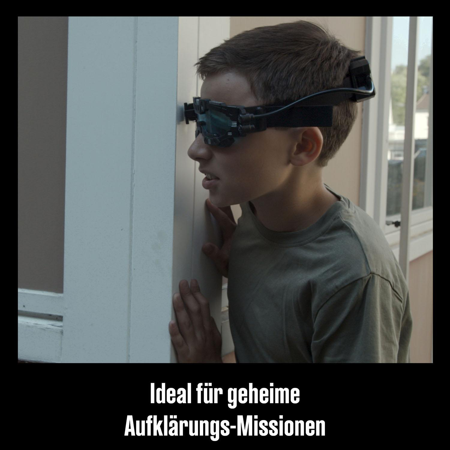Ein Junge mit Spionagebrille späht durch eine Tür. Text: Ideal für geheime Aufklärungsmissionen.