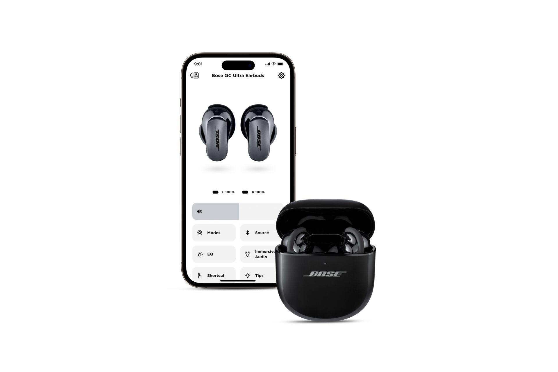 Schwarze Ohrhörer in einem Ladeetui neben einem Smartphone-Bildschirm, der die App anzeigt.