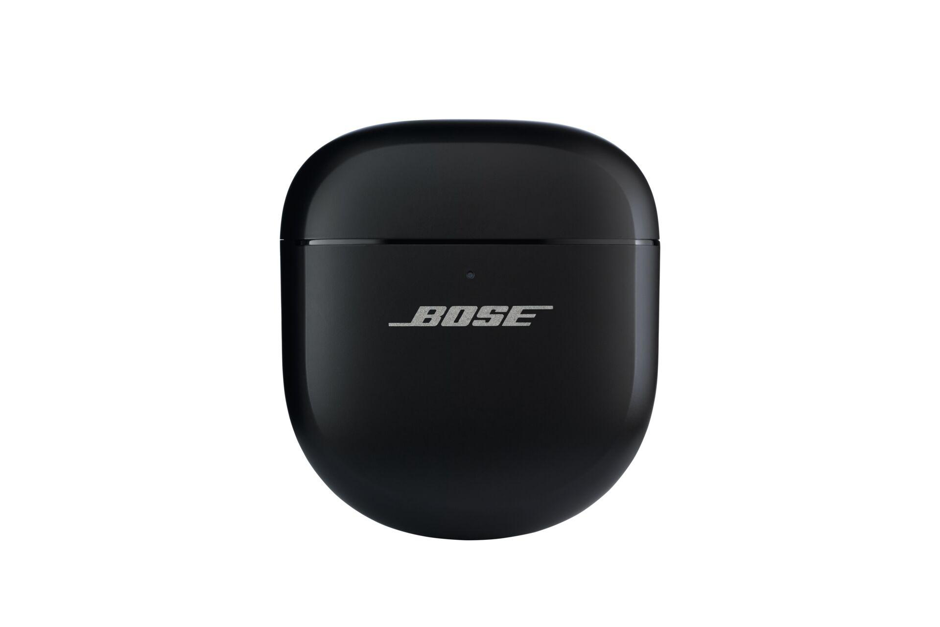 Ein geschlossenes, schwarzes Bose-Ohrhörer-Etui mit dem Bose-Logo in Weiß auf der Vorderseite.