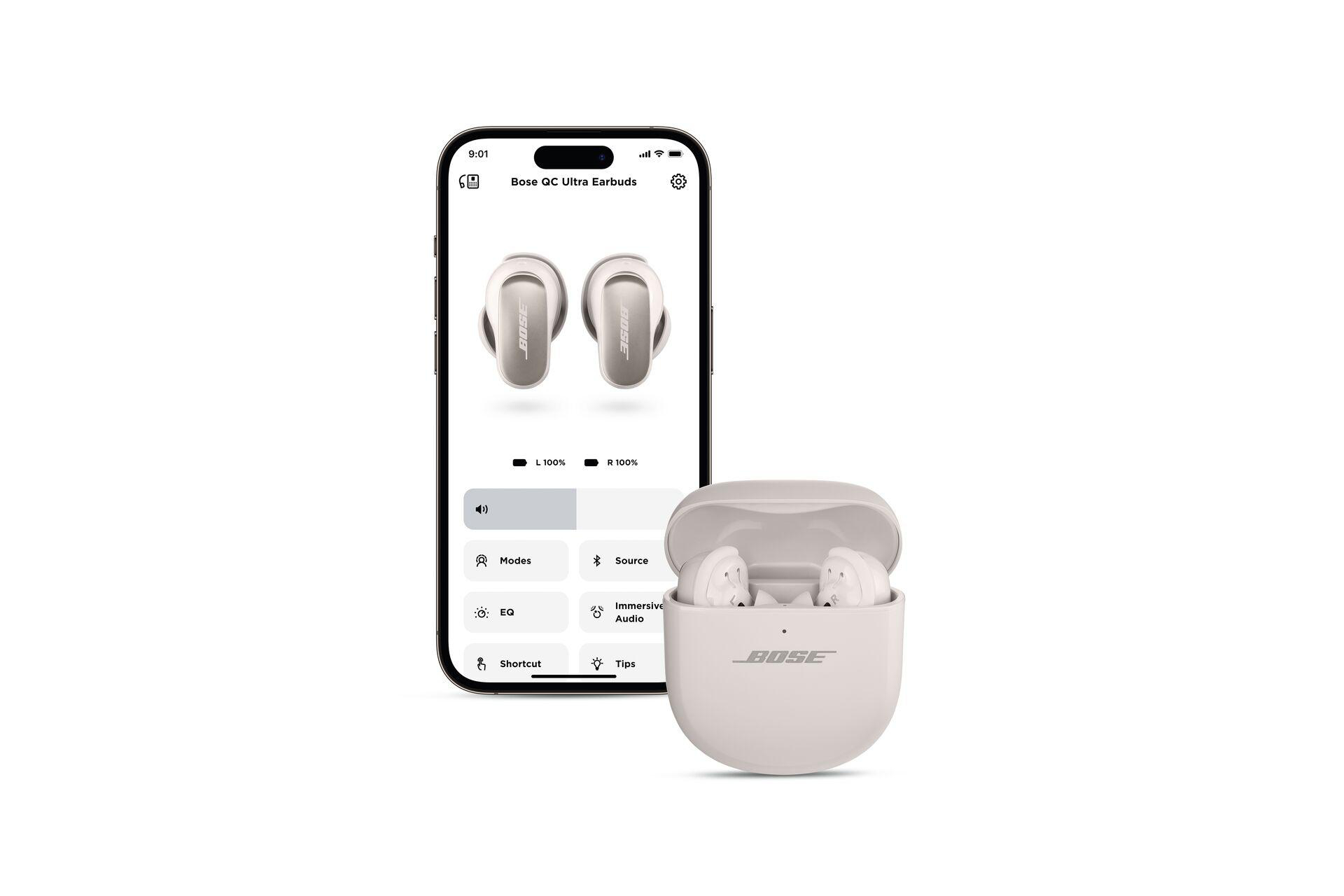 Bose QuietComfort Ultra Earbuds, Ladecase und ein Telefon mit geöffneter Bose-App.