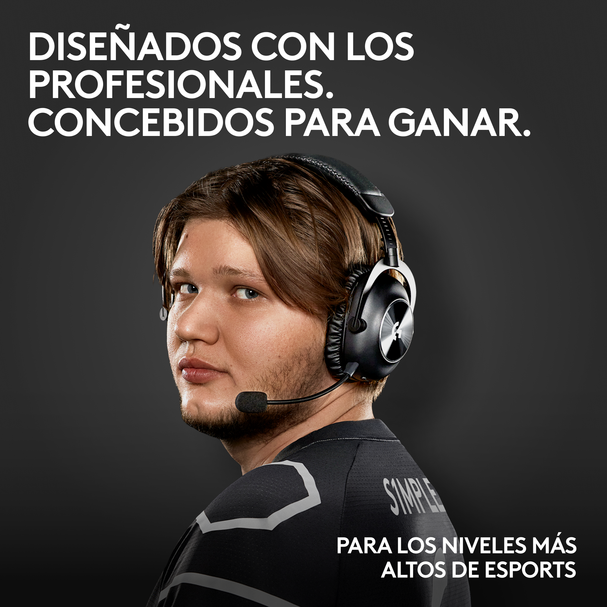 Hombre usando auriculares, texto: 'Diseñado con profesionales. Hecho para ganar'.