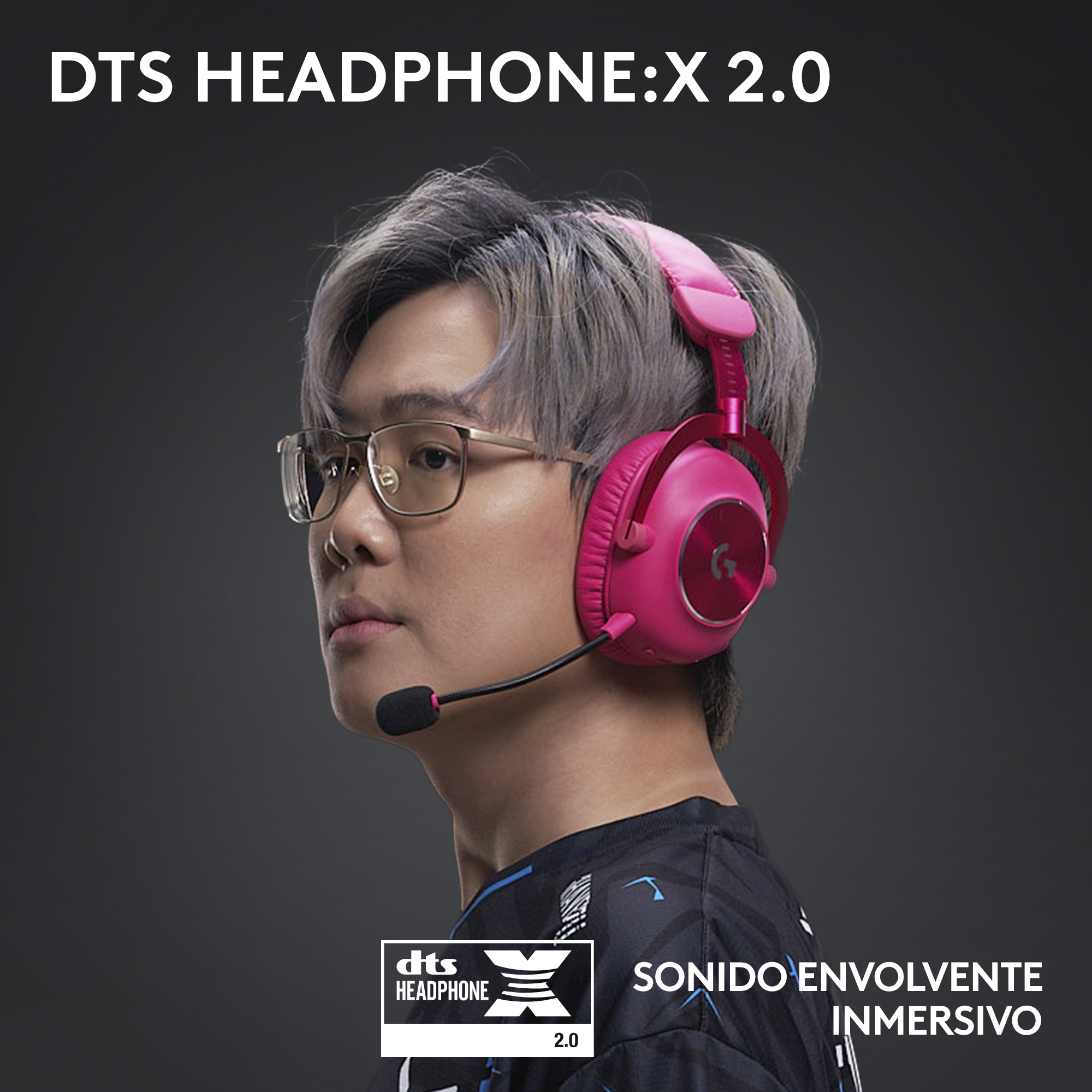 Una persona con auriculares rosas y gafas, con superposición de texto. El texto dice 'DTS HEADPHONE:X 2.0' y 'SONIDO INMERSIVO'.