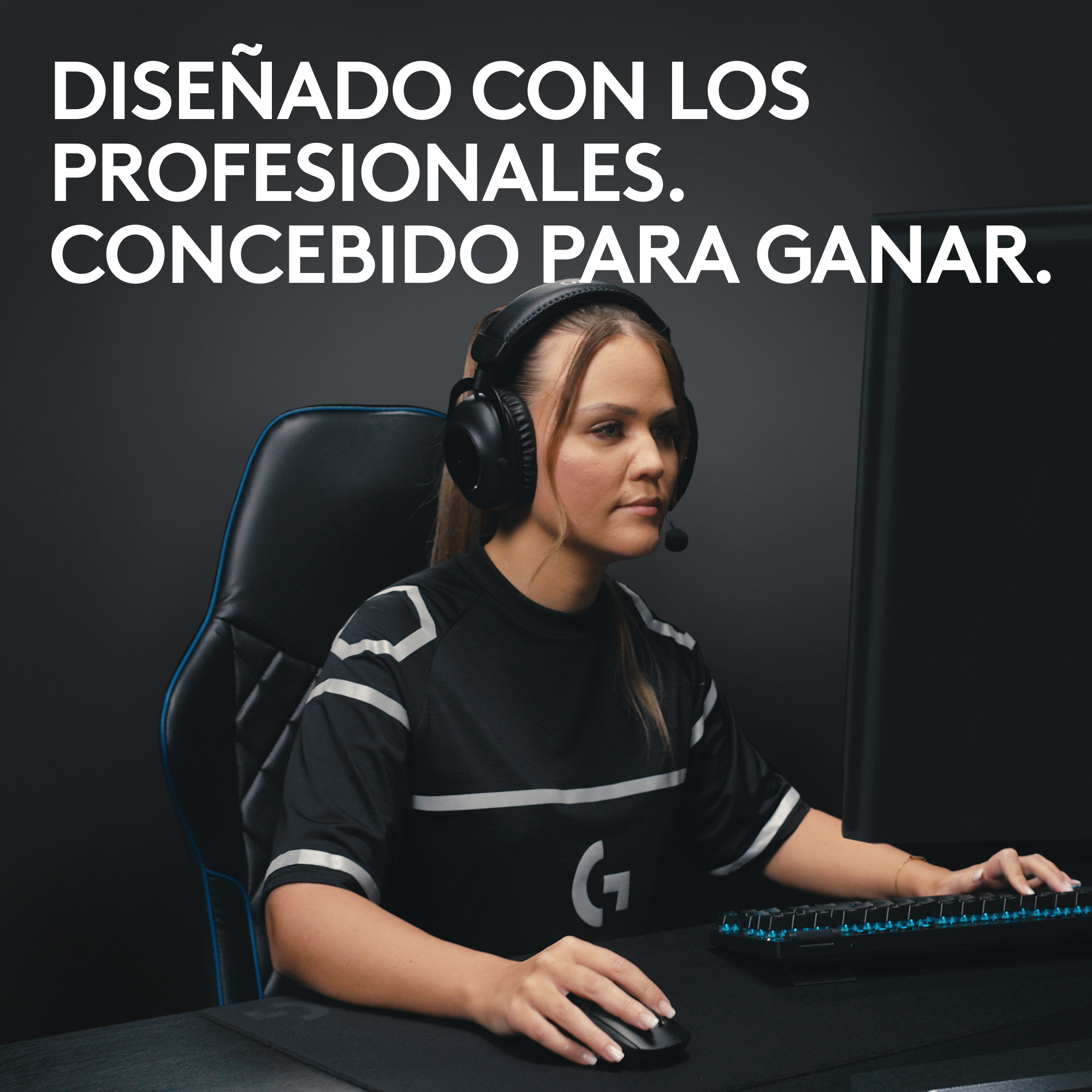 Mujer con auriculares y camiseta negra con logo. Texto: Diseñado con profesionales, concebido para ganar.
