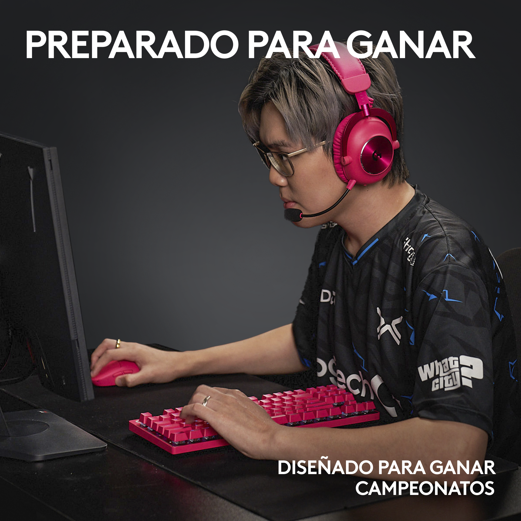 Gamer con auriculares, teclado y ratón rosas. Textos: 'Preparado para ganar'.