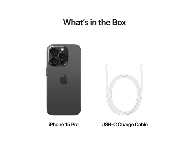 iPhone 15 Pro és egy USB-C töltőkábel fehér felületen, fehér háttér előtt.