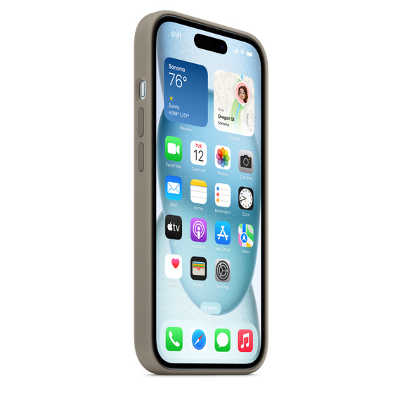 Teléfono en una funda color canela, mostrando la pantalla de inicio con iconos de clima y apps.