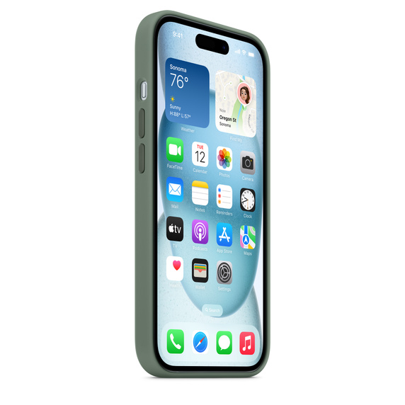 Un iPhone en una funda verde que muestra la pantalla de inicio con aplicaciones y widgets, y un clima soleado.
