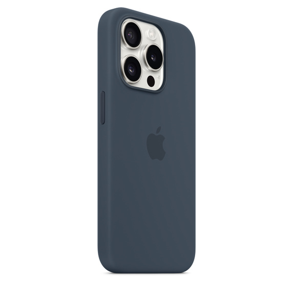 Funda azul oscuro para iPhone con tres lentes de cámara y el logo de Apple, mostrando su parte trasera.