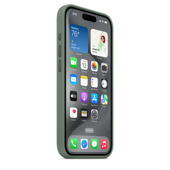 iPhone en una funda verde, mostrando su interfaz. La pantalla muestra widgets e iconos de aplicaciones.
