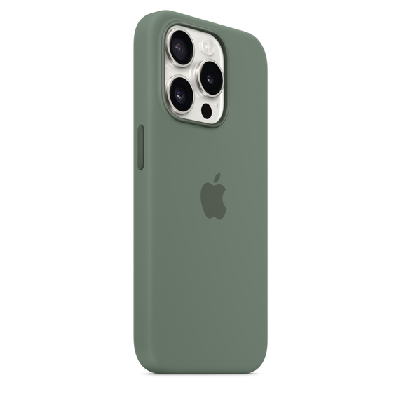 Una funda verde para teléfono con tres cámaras y un logotipo de Apple. El fondo es blanco.