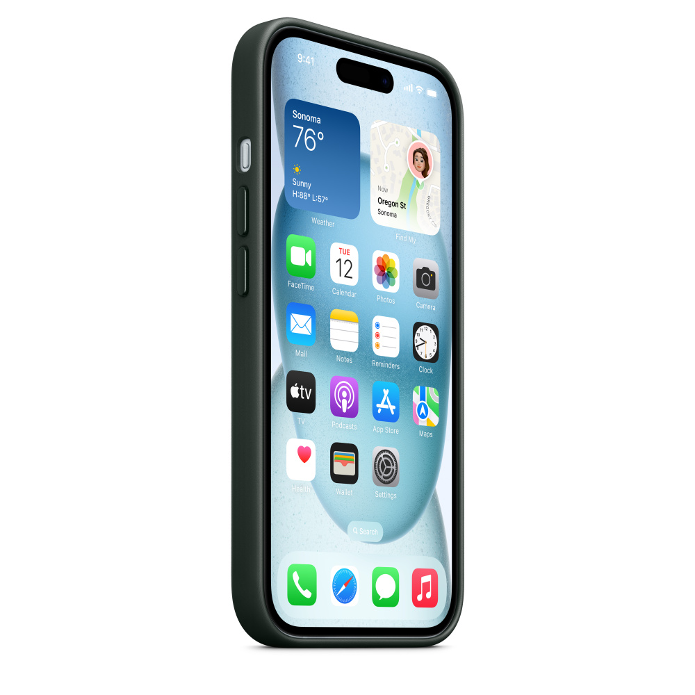 iPhone 15 Pro en una funda oscura. Pantalla muestra clima, apps y widget de reloj.
