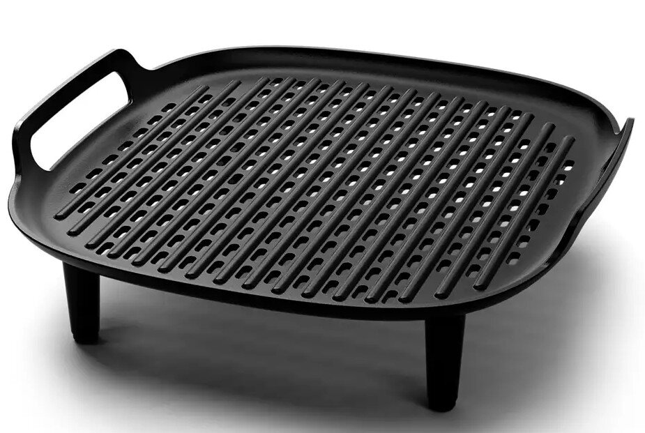 Czarna patelnia grillowa z wzorem kratki.