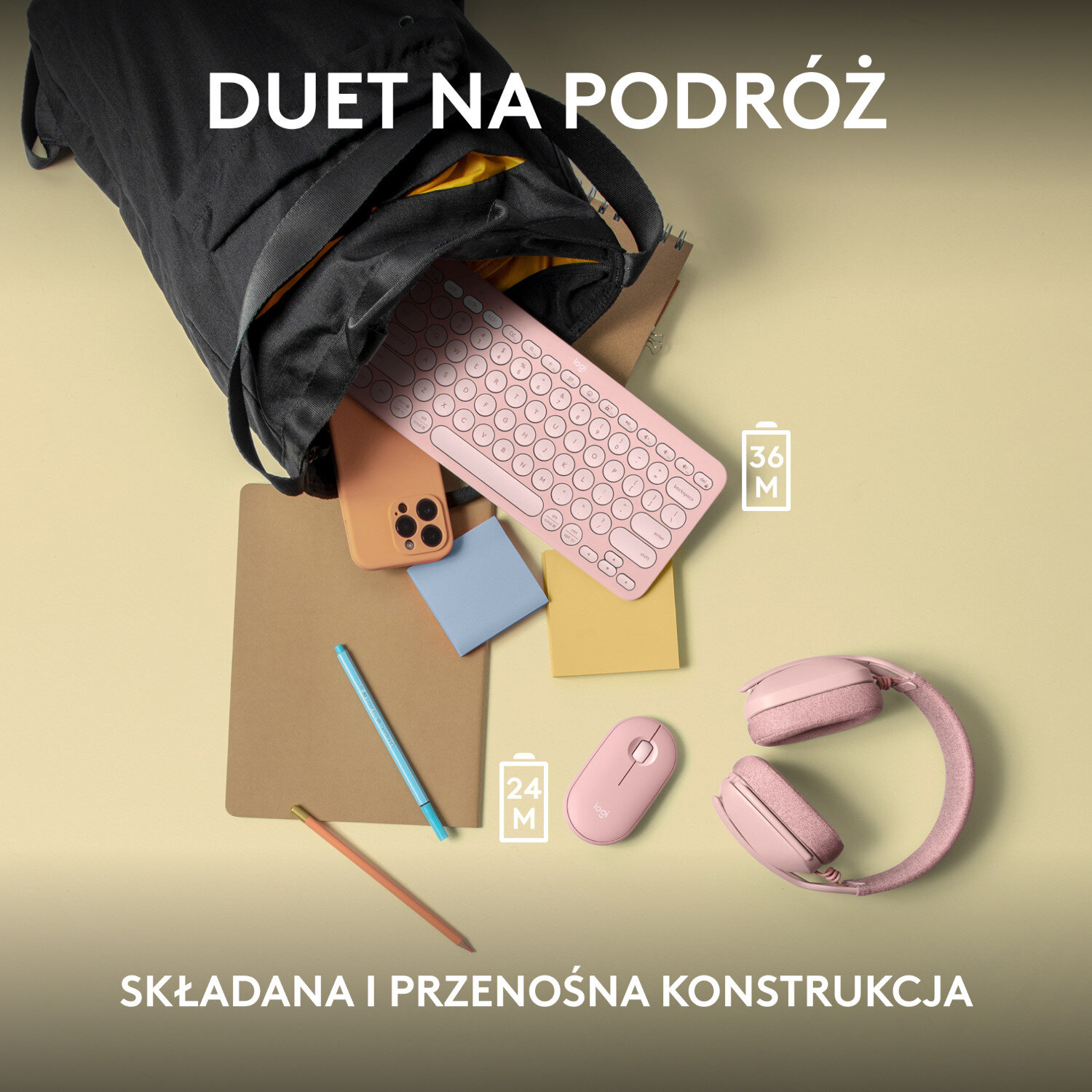 Różowa klawiatura, telefon, karteczki samoprzylepne, długopis, mysz, słuchawki i torba.