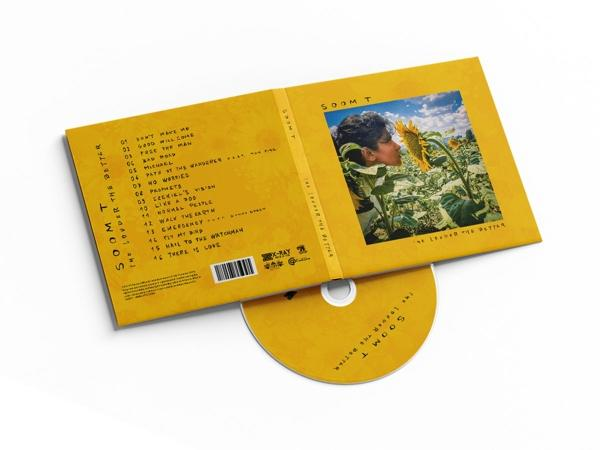 Ein gelbes CD-Case mit einer CD im Inneren. Der Umschlag hat Text und ein Foto einer Person in einem Sonnenblumenfeld.