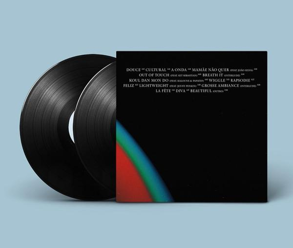 Zwei schwarze Schallplatten und eine Plattenhülle mit Songtiteln und farbenfrohem Design.