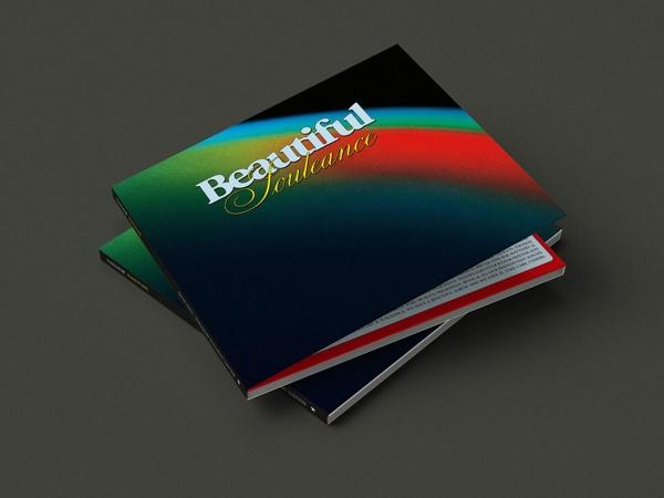 Zwei Bücher mit dem Titel 'Beautiful Souleance' auf dunkler Oberfläche mit Farbverläufen.