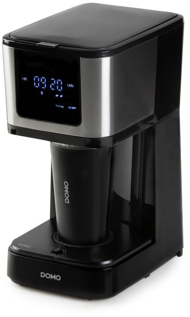 Zwarte DOMO koffiemachine met zwarte beker. Digitaal display toont tijd.