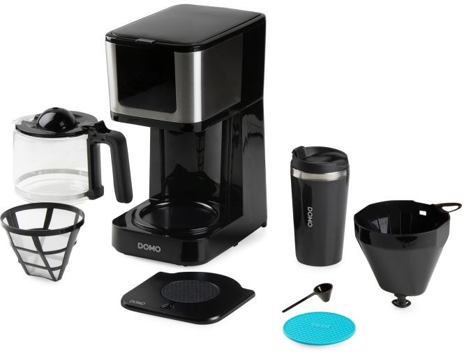 Zwarte koffiemachine met accessoires. Inclusief kan, filter, reismok en maatlepel. Witte achtergrond.