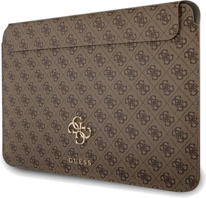 Brązowy pokrowiec na laptopa Guess z powtarzającym się wzorem logo i złotym logo Guess. Rękaw jest zamknięty.