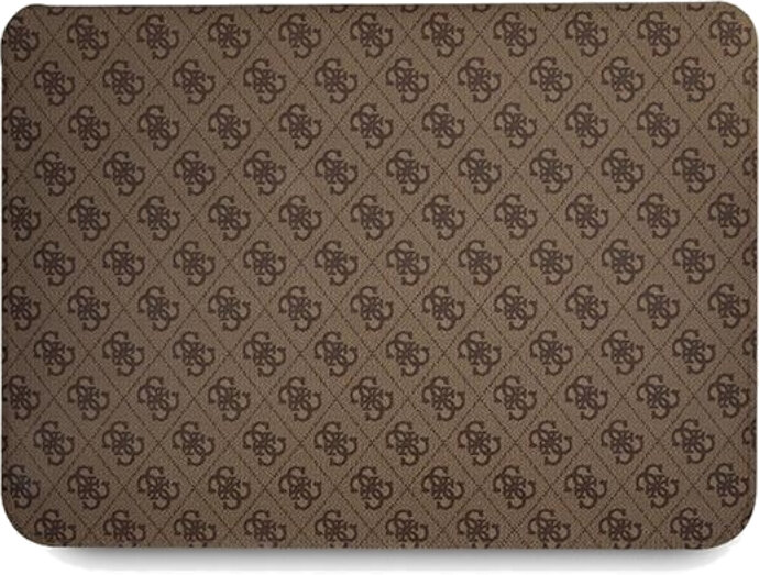 Brązowy dywan marki Guess z powtarzającym się wzorem logo Guess.