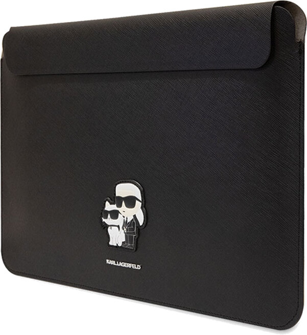 Czarny pokrowiec na laptopa z logo Karla Lagerfelda. Białe tło i szczegóły logo.