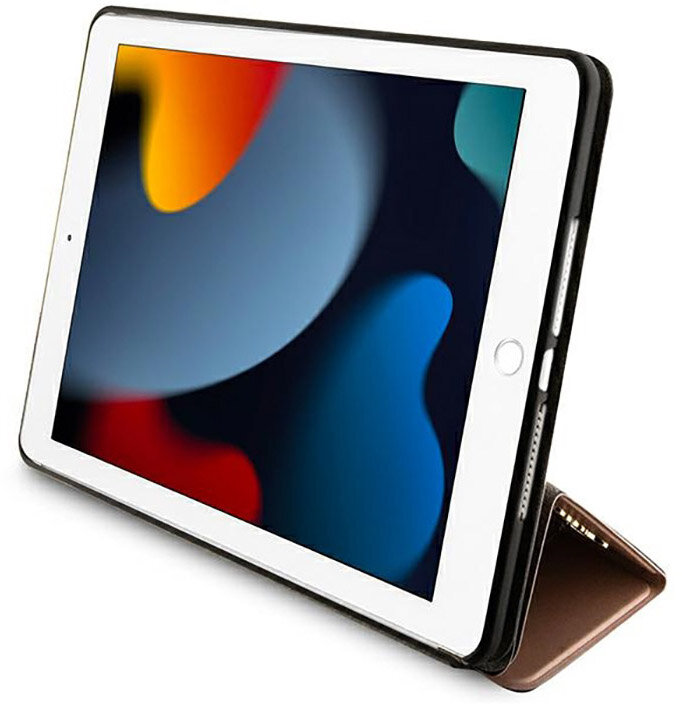 Tablet w etui, lekko pochylony. Ekran wyświetla abstrakcyjny, kolorowy wzór.