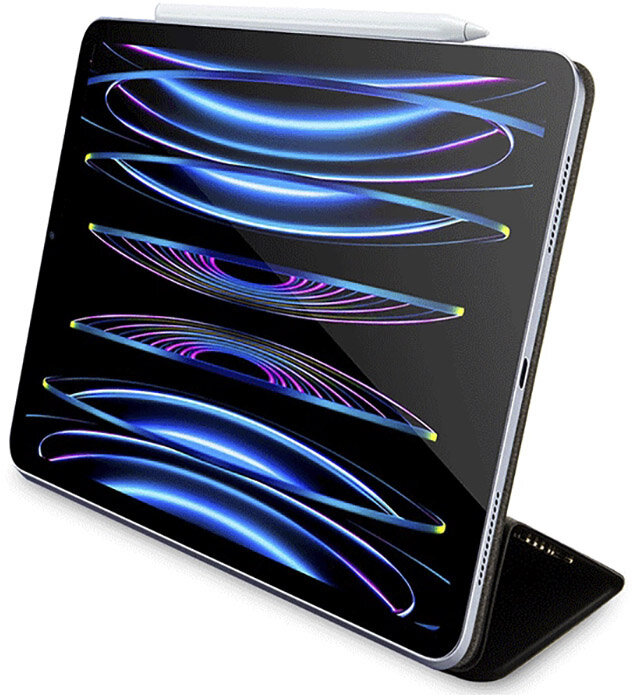 Tablet z etui i rysikiem na białym tle. Ekran jest włączony.