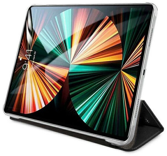 Tablet w etui, oparty na podstawce, na białej powierzchni.