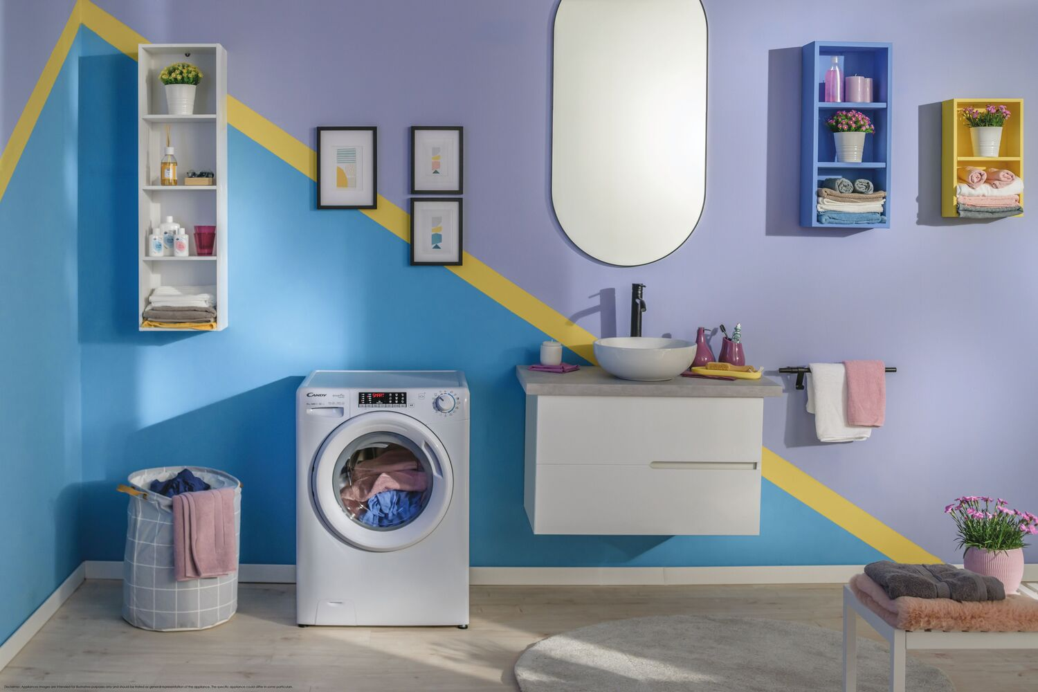 Un baño moderno con lavadora, estanterías y espejo, con detalles en azul y amarillo.