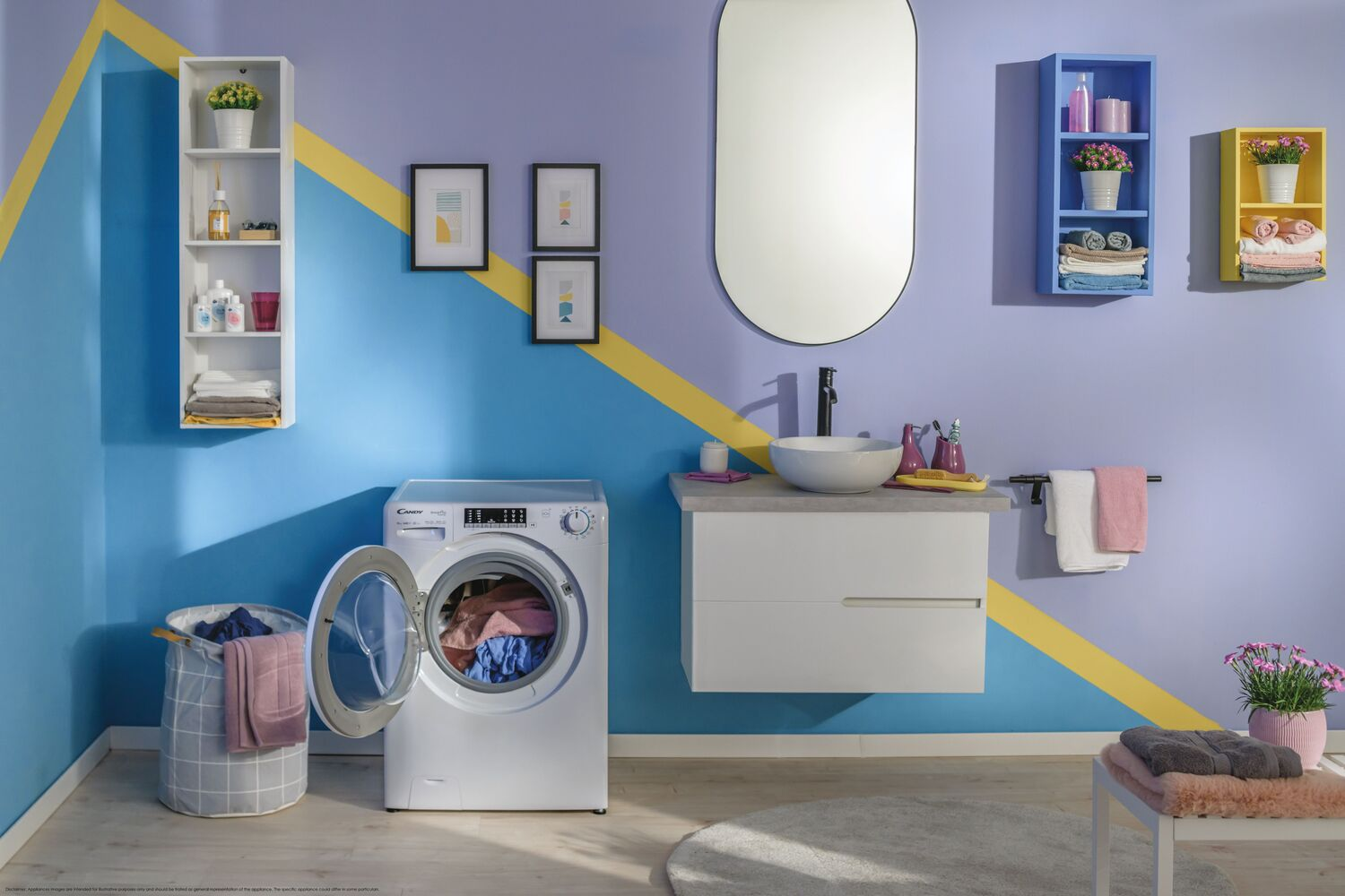 Un baño con lavadora, espejo, estanterías y decoración en azul y amarillo.