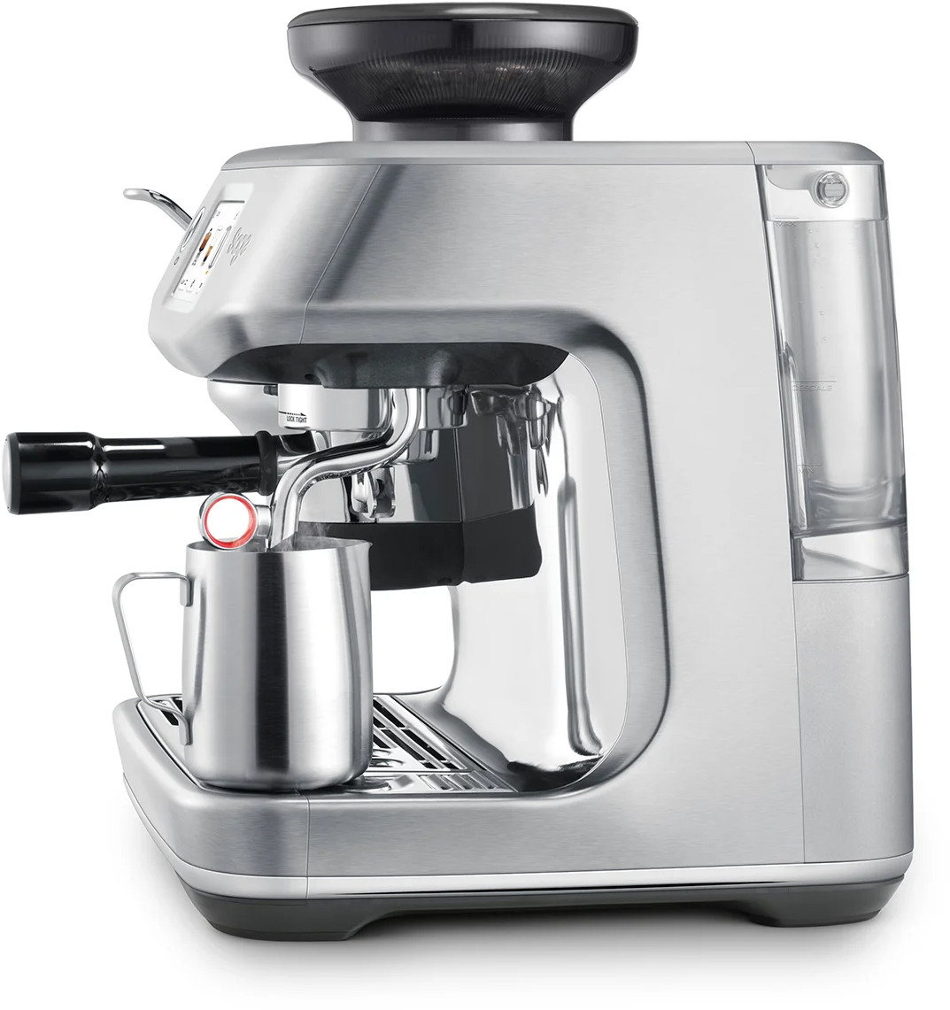 Machine à expresso argentée avec moulin noir, pichet à lait argenté et réservoir d'eau.