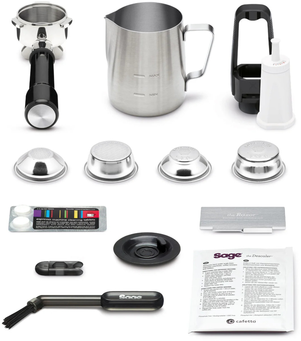 Diverses pièces de machine à café, dont un porte-filtre, une carafe et des paniers filtrants.