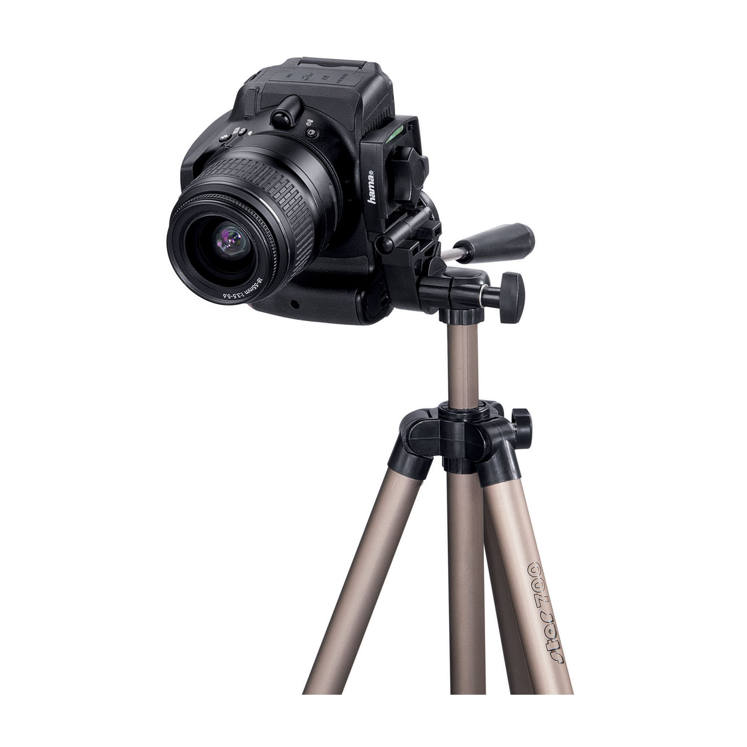 Una fotocamera nera con obiettivo è montata su un treppiede argentato. Lo sfondo è bianco.