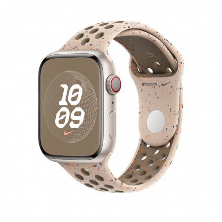 Een zilveren Apple Watch met een beige bandje met oranje spikkels, met een Nike-interface.