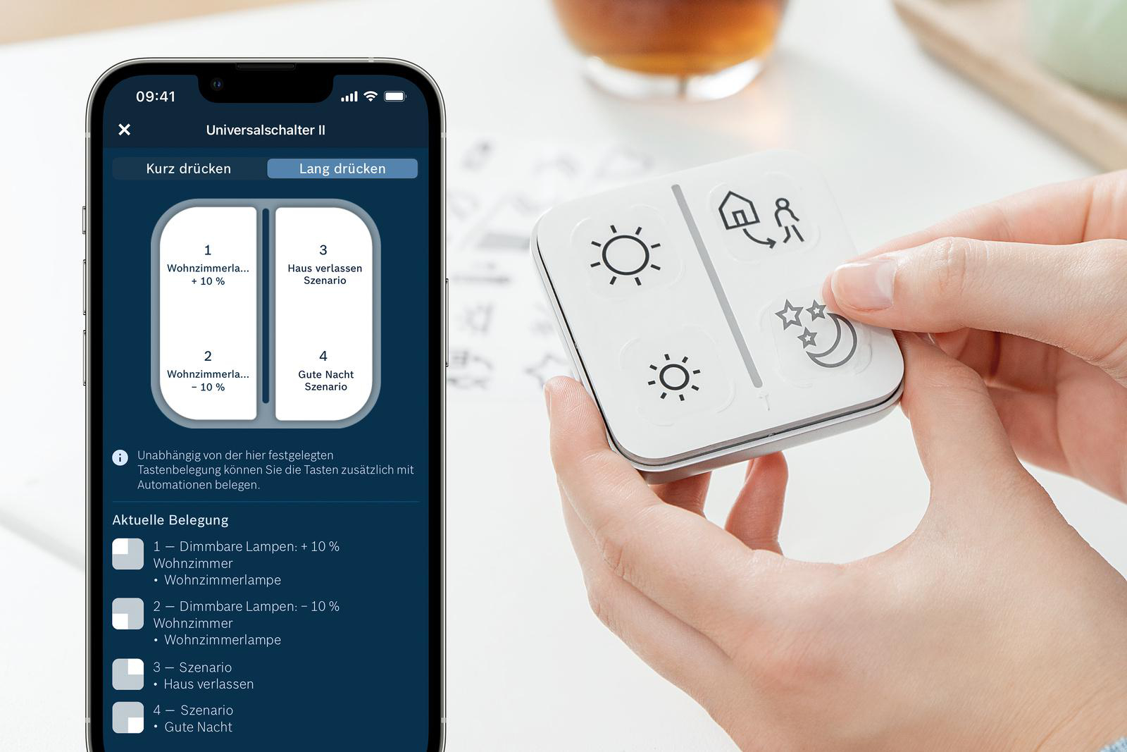 Ein Smartphone, das eine App-Oberfläche anzeigt, und ein weißer Smart-Home-Schalter in einer Hand.