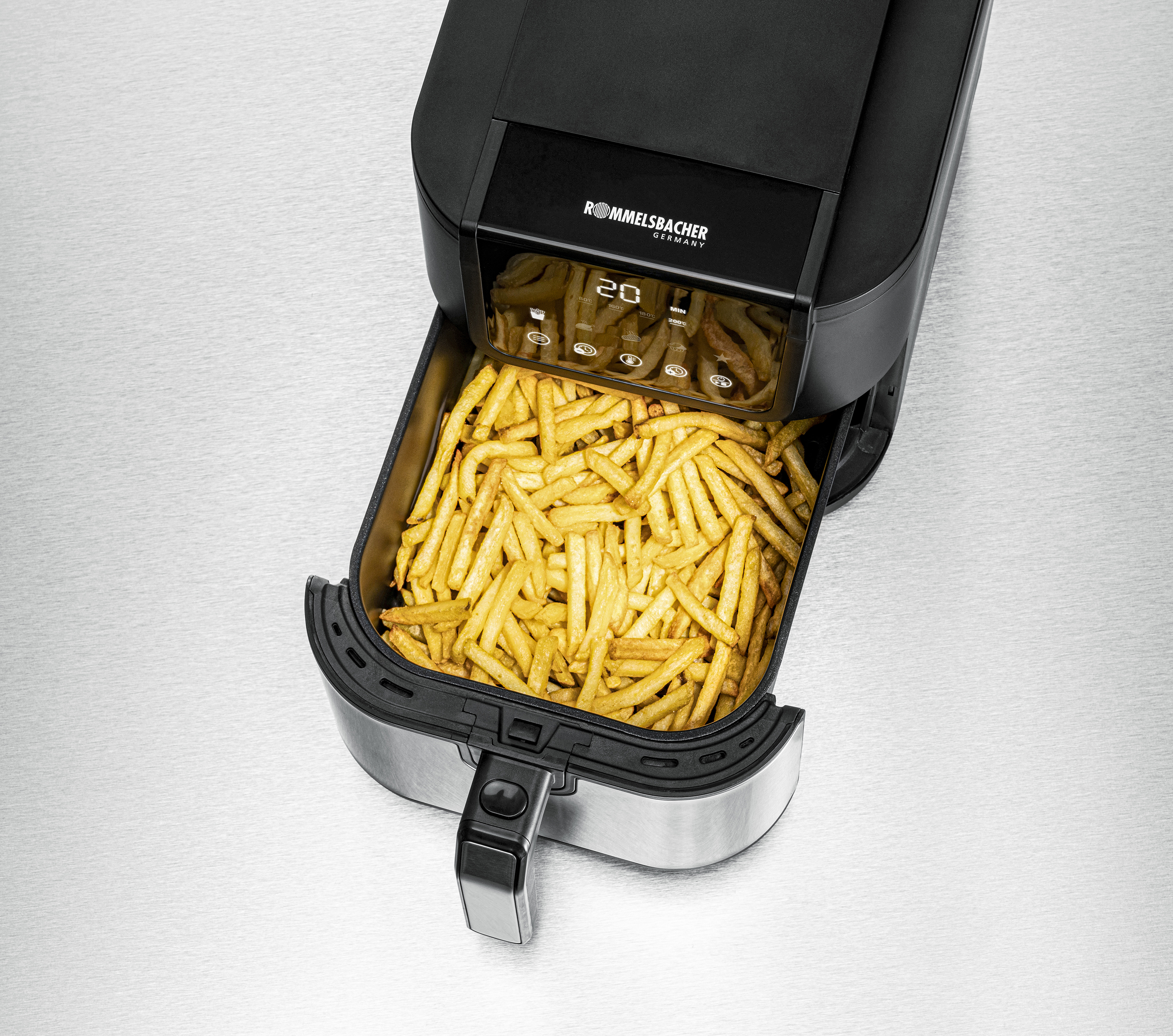 Heißluftfritteuse mit geöffneter Schublade, gefüllt mit Pommes. Schwarzes Gehäuse, metallische Oberfläche.