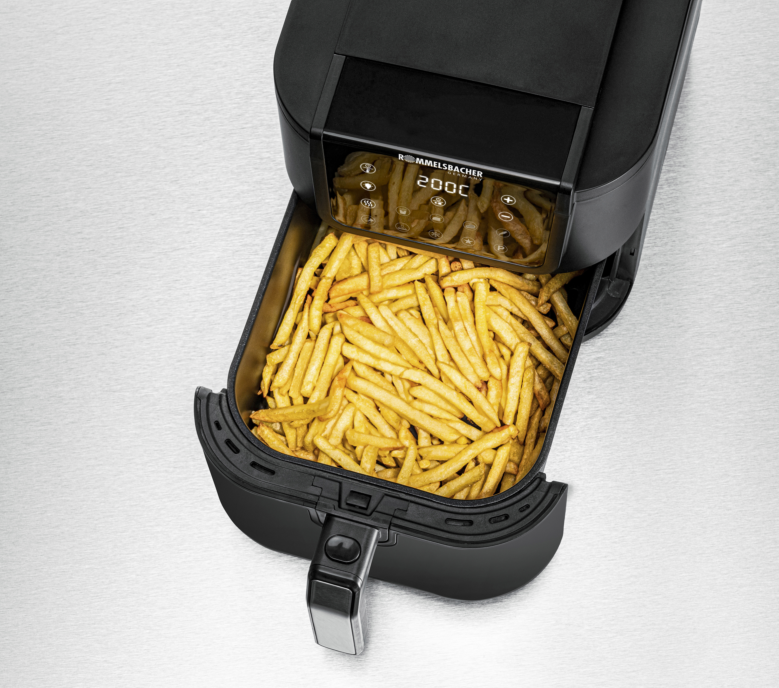 Schwarze Heißluftfritteuse mit einer Schublade voller goldener Pommes.
