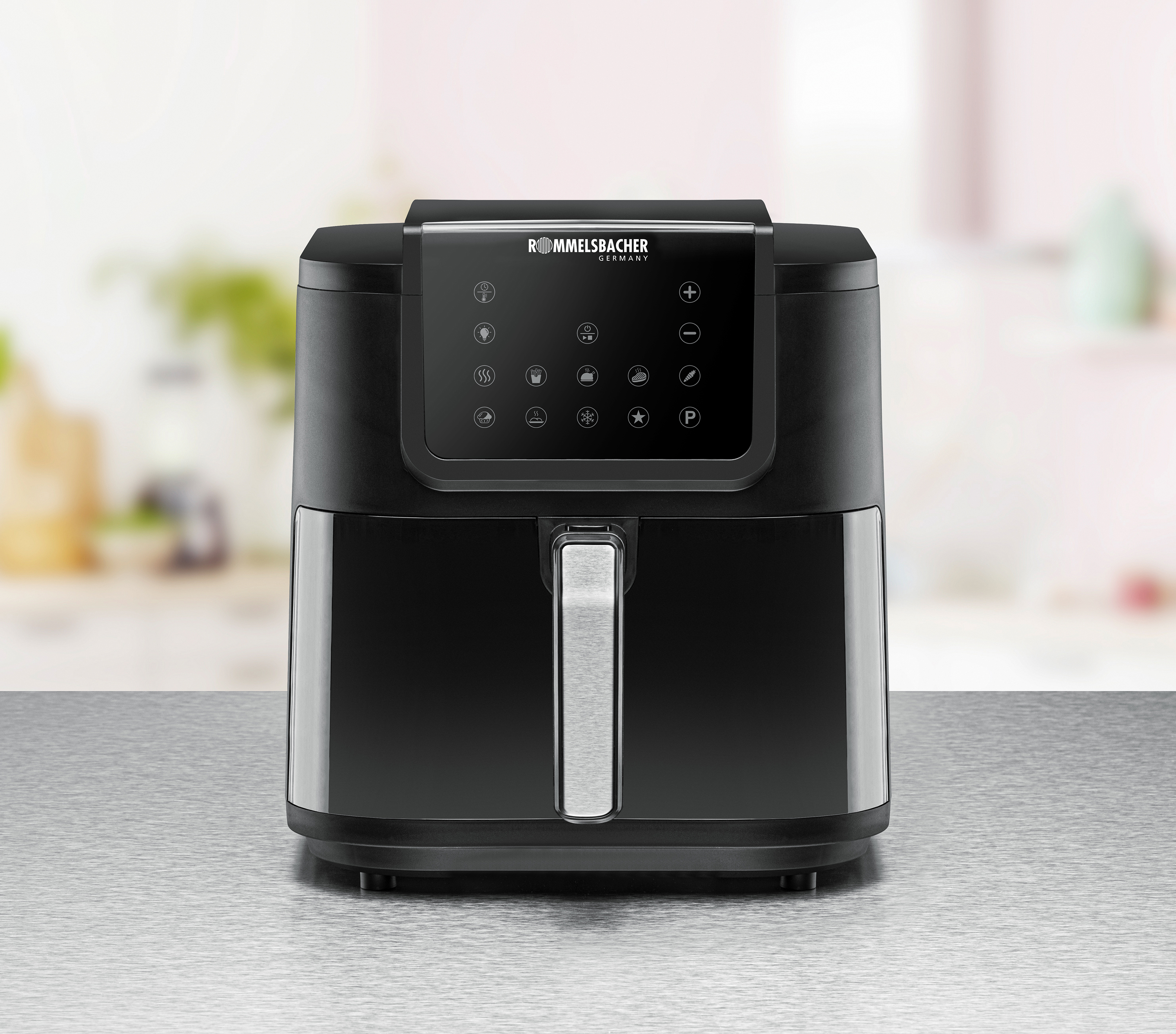 Schwarze Heißluftfritteuse mit Digitalanzeige auf Metalloberfläche.