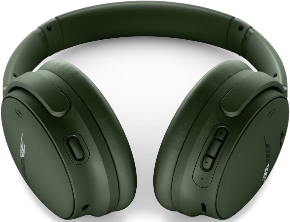 Olijfgroene Bose koptelefoon met bediening op een witte achtergrond.