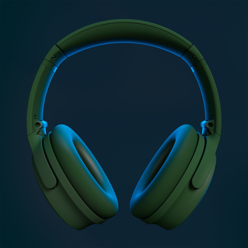 Groene koptelefoon met blauwe accenten op een donkerblauwe achtergrond.