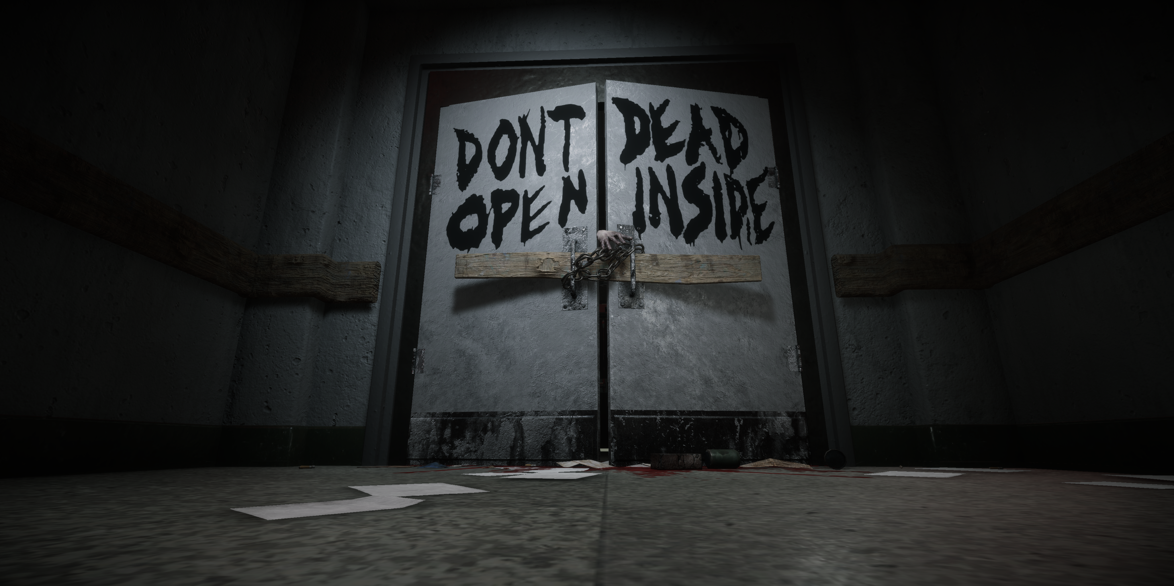Eine Tür mit dem Text 'DONT OPEN INSIDE', Horrorszene.