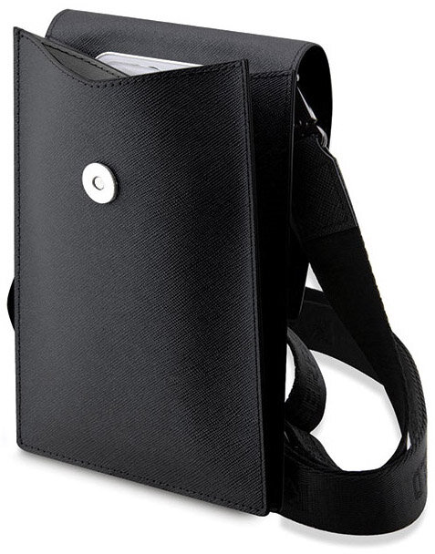 Czarna torba crossbody z otwartą klapką, telefon w środku. Czarny pasek.