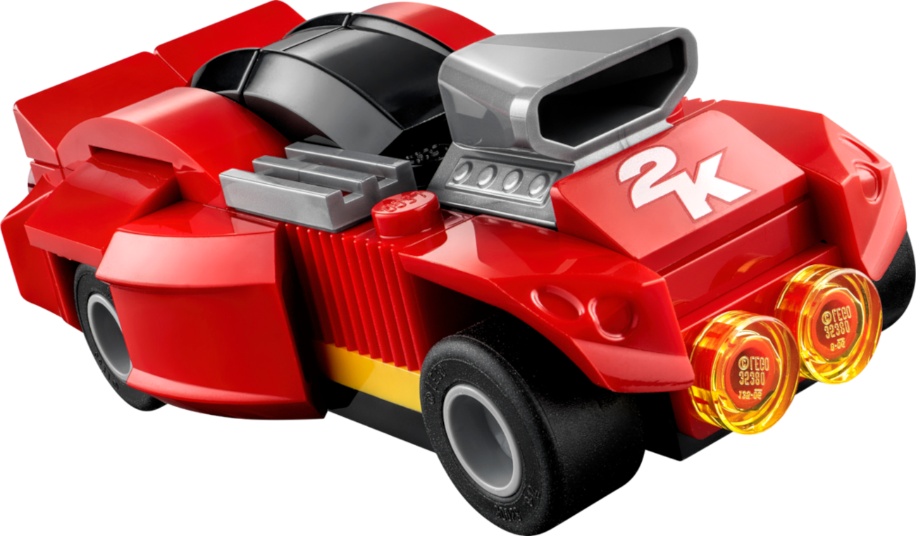 Egy piros Lego versenyautó nagy motorral és 2K logóval az oldalán.
