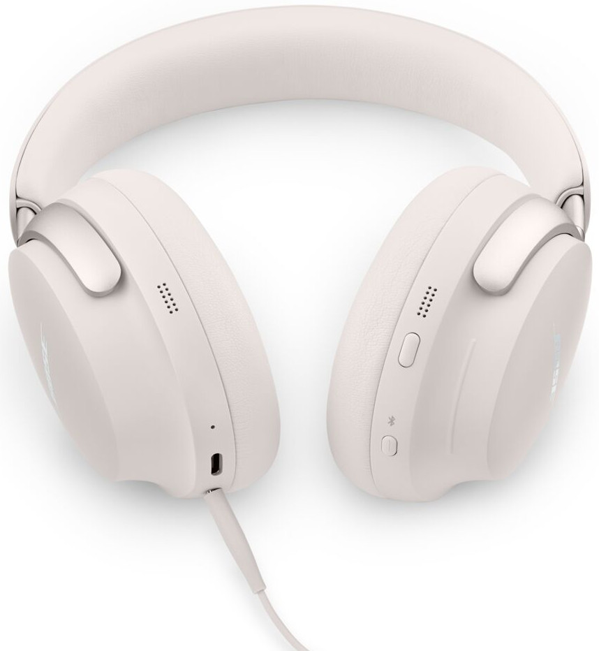 Witte Bose-hoofdtelefoon. Het ontwerp is eenvoudig, met een hoofdband en oorschelpen. Er is een kabel aangesloten.