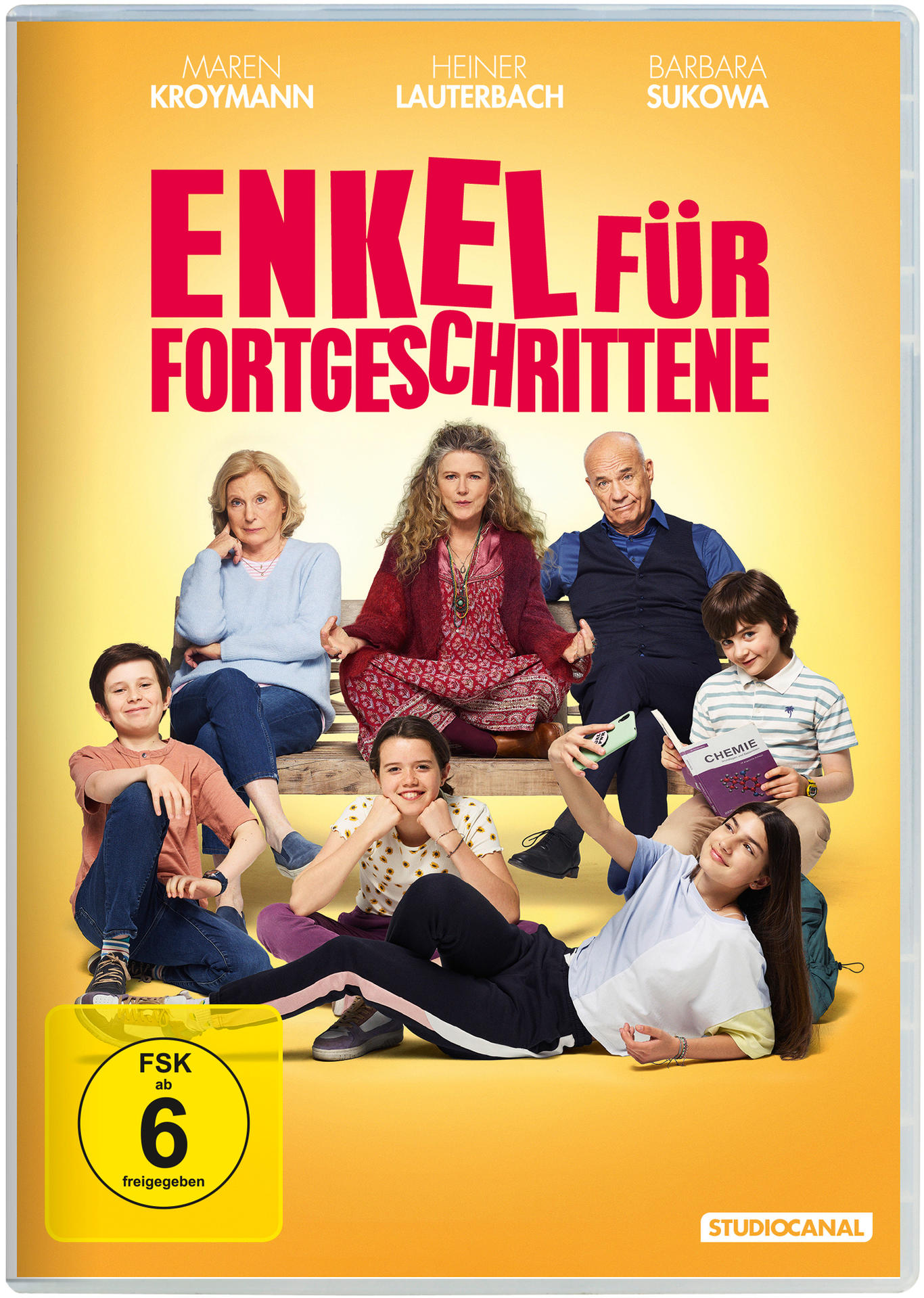 Filmcover. Gruppe von Leuten, die sitzen und stehen. Text: Enkel für Fortgeschrittene.
