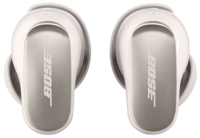 Twee witte Bose oordopjes met de merknaam.